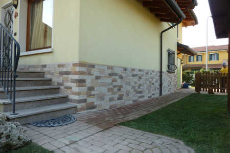 muro esterno con pannelli in finta pietra Assisi 004